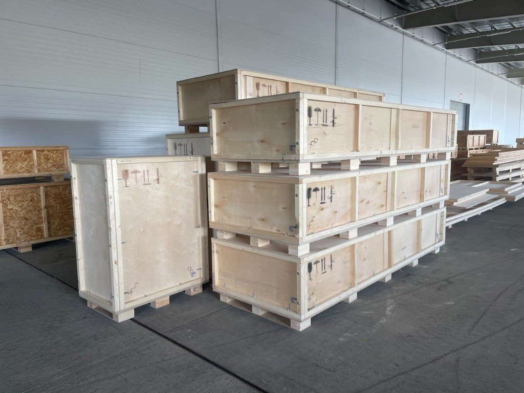 Фанерные ящики на складе с маркировкой ISPM-15